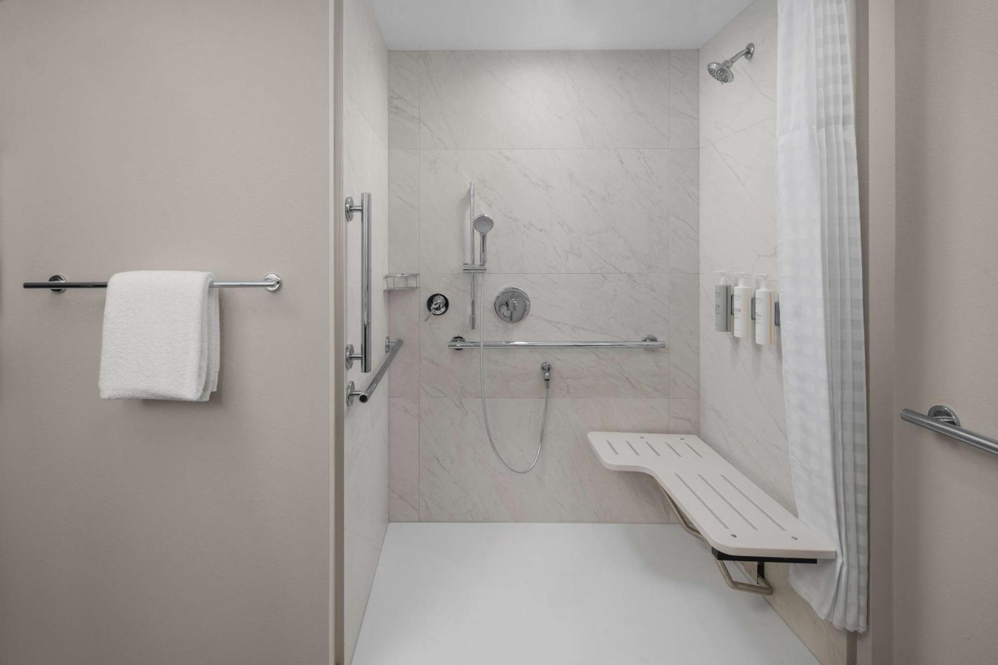Embassy Suites By Hilton Madison Downtown Bagian luar foto